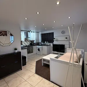 Cosy Guest Suite, West London Apartment